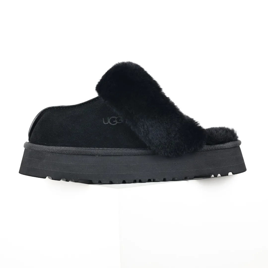 Pick up locally 💰520 Core recommendation with good price In recent years, uug has launched a series of styles, which are partially geared towards the preferences of young consumers and have also moved to the forefront of fashion trends. Shoe body material: water-repellent coated suede upper, 17mm UGGPURE™ implanted wool insole, lightweight non-slip and comfortable rubber outsole, with brand LOGO and trademark, with full packaging Size: 35 36 37 38 39 40